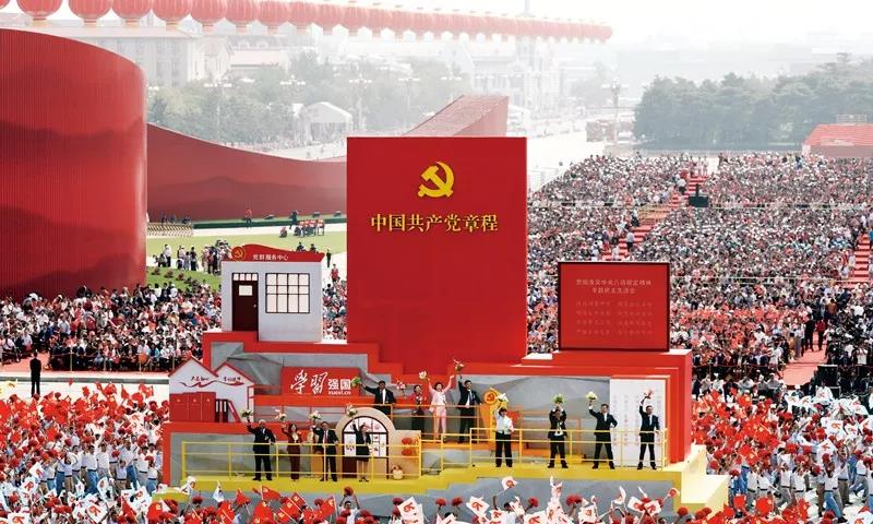2019年10月1日上午，慶祝中華人民共和國成立70周年大會在北京天安門廣場隆重舉行。這是群眾游行中的“從嚴治黨”方陣。新華社記者 蘭紅光/攝